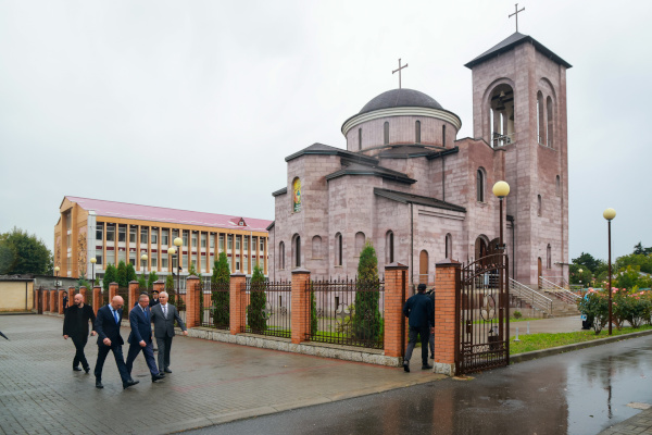 Александр Беглов посетил Храм Пресвятой Троицы в Цхинвале