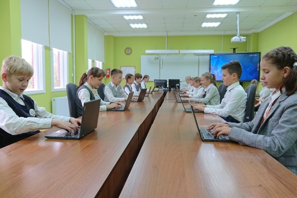 Современная школа: на партах – ноутбуки, вместо доски – интерактивная панель