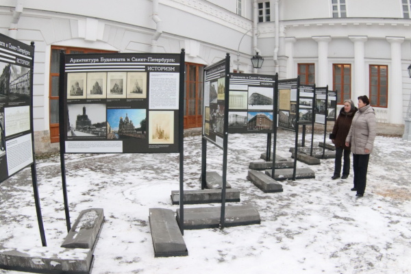 Уличная выставка по архитектуре Санкт‑Петербурга и Будапешта