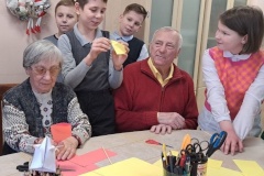 Дети школы № 663, учителя и студенты педагогического колледжа подготовили для посетителей КЦСОН Московского района мастер-класс «Весенние тюльпаны».