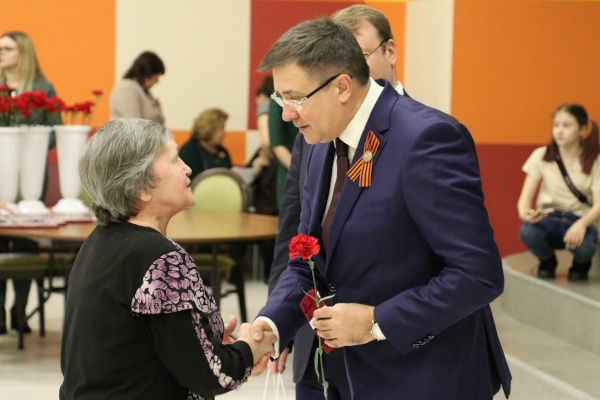 В поселке Шушары ветеранам вручили юбилейные медали в честь 75-летия Победы