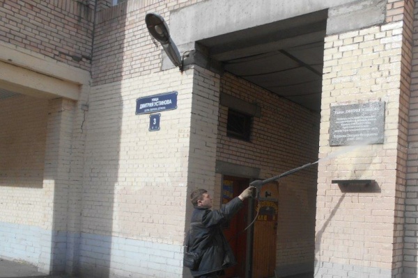 В Невском районе осуществляются работы по  промывке фасадов зданий