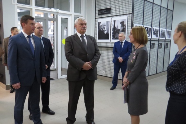 Георгий Полтавченко посетил библиотеку имени Даниила Гранина в Невском районе