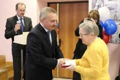 Ветеранам Кировского района вручают памятные знаки в честь юбилея Ленинградской Победы