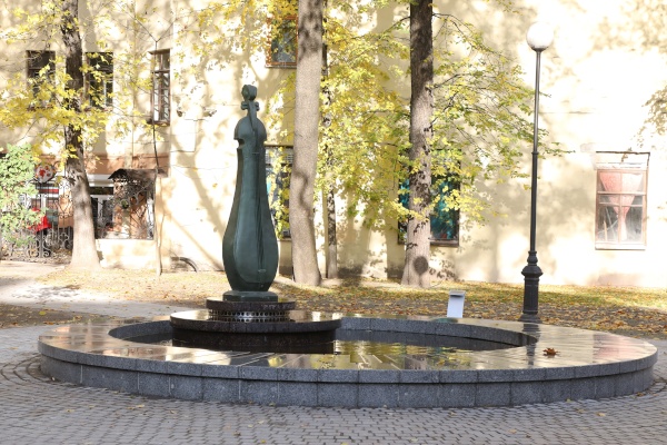 В сквере Андрея Петрова завершена реконструкция фонтана «Скрипка-женщина»