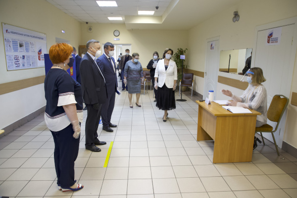 Александр Беглов проверил ​ готовность ​ избирательного участка в Невском районе к голосованию по поправкам в Конституцию