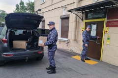 Сотрудники вневедомственной охраны Кировского района Санкт‑Петербурга собрали гуманитарную помощь детям Донбасса