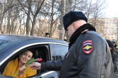 Автоледи принимали поздравления от инспекторов движения