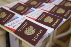 Александр Беглов вручил паспорта мариупольцам, принятым в гражданство Российской Федерации