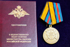 Александр Беглов вручил медикам медали Министерства обороны РФ «За укрепление боевого содружества», а также Благодарности Губернатора Санкт‑Петербурга