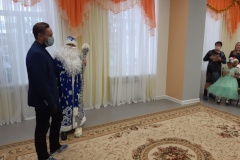Воспитанников и сотрудников Дома-интерната № 2 поздравили с Новым годом и Рождеством