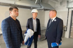 Глава района Сергей Петриченко и депутат Госдумы, секретарь Санкт‑Петербургского регионального отделения партии «Единая Россия» Сергей Боярский посетили строящиеся в Калининском социальные объекты