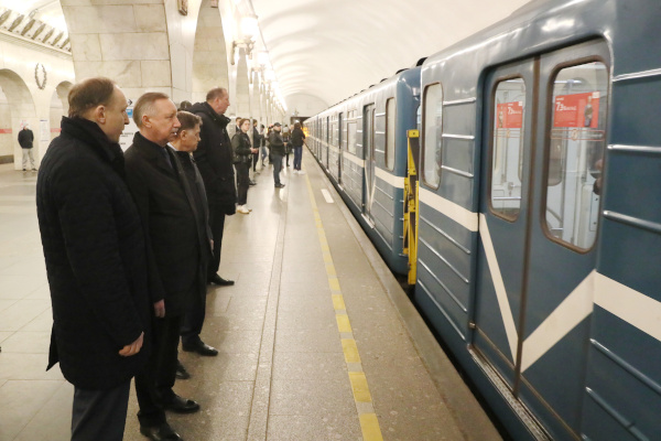 Александр Беглов проверил готовность Петербургского метрополитена обеспечивать безопасность пассажиров в условиях распространения коронавируса