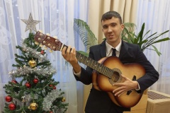Воспитанник центра содействия семейному воспитанию получил от губернатора в подарок гитару