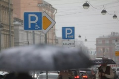 На парковке в Калининском районе выделили места для инвалидов