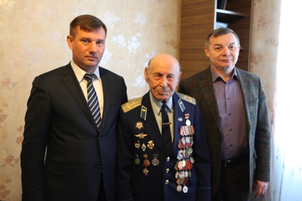 Алексей Гульчук и Максим Кабанов поздравили ветерана с наступающим праздником Днем защитника Отечества