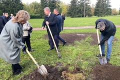 В саду на Меншиковском проспекте заложена Аллея Памяти и Славы