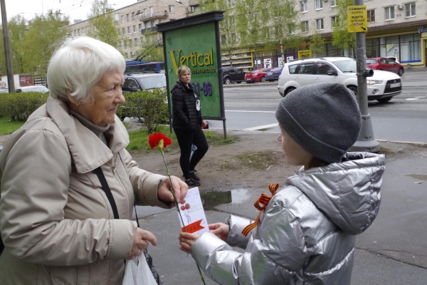 Дети дарили открытки и цветы ветеранам на Тихорецком проспекте