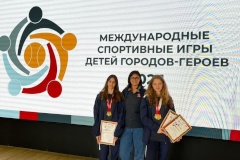 Пловцы СШОР Петродворцового района завоевали три золота и бронзу на международных спортивных играх детей Городов-героев в Москве