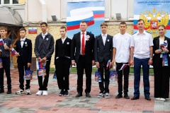 Первый паспорт в День Государственного флага: у администрации Петродворцового района прошла гражданско-патриотическая акция в честь дня одного из главных символов России