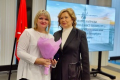 Сотрудницу СПб ГБУ СРЦН «Прометей» Валентину Телятникову наградили Почетным знаком