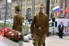 «Павших героев будьте достойны»: к Обелиску на площади Восстания возложили цветы