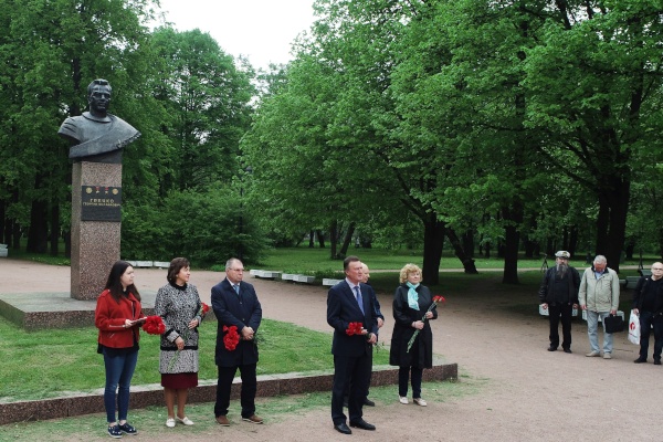 Память летчика-космонавта почтили в парке Победы