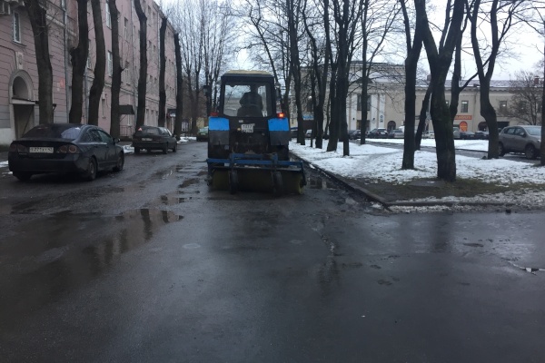 Более 180 специалистов ручного труда задействованы в уборке внутриквартальных территорий Невского района