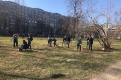 В школах Фрунзенского района активно убирают газоны и оборудуют клумбы