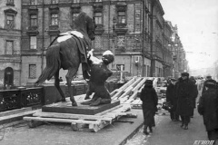 КГИОП продолжает публикацию фотографий из своего архивного собрания к  70-летию Ленинградской реставрационной школы