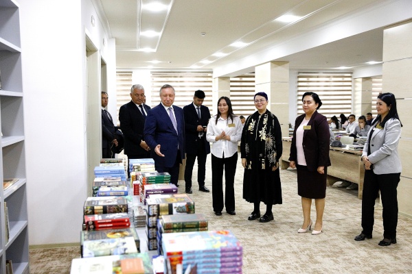 Александр Беглов посетил Самаркандский областной библиотечно-информационный центр им. А.С. Пушкина