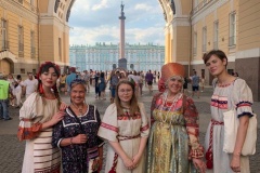 В большой хоровод на Дворцовой площади встали мастерицы Московского района