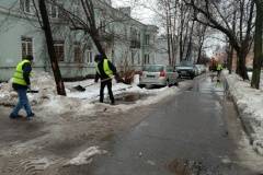 Кировский район от снега очищают более 400 дворников и свыше 100 снегоуборочных машин