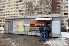 Еще два незаконных торговых павильона демонтируются на территории Выборгского и Кировского районов