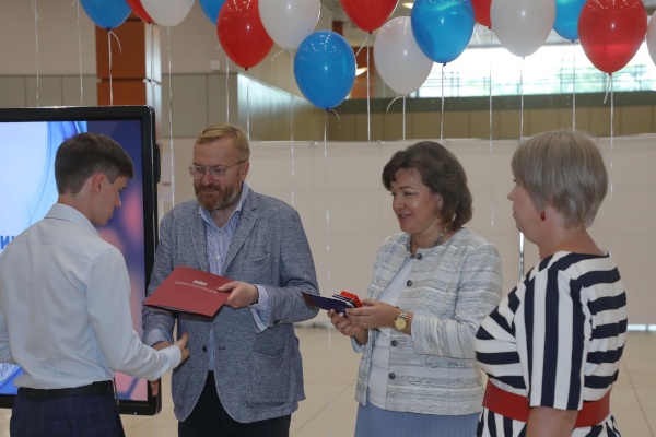 Лучшим выпускниками вручили медали