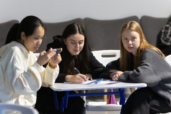 Новый год совсем близко! В Доме молодежи Санкт‑Петербурга прошел квиз для языковых клубов