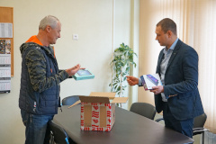 Строительные компании передали в школы Приморского района 250 планшетных компьютеров