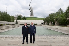 Александр Беглов возложил цветы к мемориальному комплексу «Героям Сталинградской битвы»