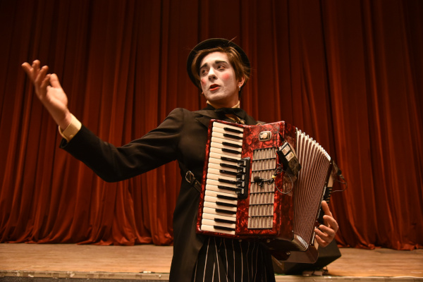 В рамках театрального фестиваля "Вешалка" в  Кронштадтском Дворце молодежи прошел концерт "Хохотун-Шоу" (Мастерская профессора Б.Е.Уварова РГИ сценических искусств)