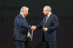 Александр Беглов поздравил сотрудников Городского клинического онкологического диспансера с 80-летием учреждения
