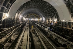 На станции метро «Чернышевская» начался монтаж эскалаторов