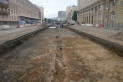 Фрагменты фундаментов исторических зданий приостановили работы на Среднеохтинском проспекте