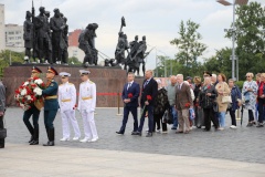 Делегация из Кировского района приняла участие в торжественно-траурных церемониях по случаю 75-летия со Дня окончания Ленинградской битвы