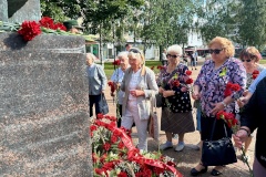 Сегодня в сквере блокадников  состоялось возложение цветов к памятнику "Мужеству ленинградцев".
