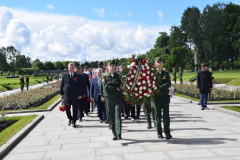 Делегация Центрального района возложила цветы на Пискаревском кладбище 