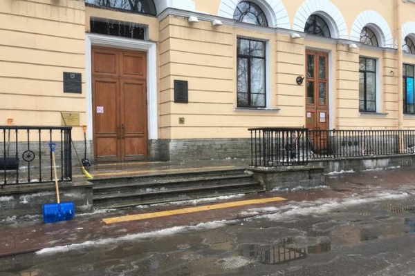 Сотрудники учреждений Кировского района убрали снег на прилегающих территориях