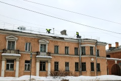 За выходные зачищены от снега и наледи 279 кровель жилых домов Кировского района