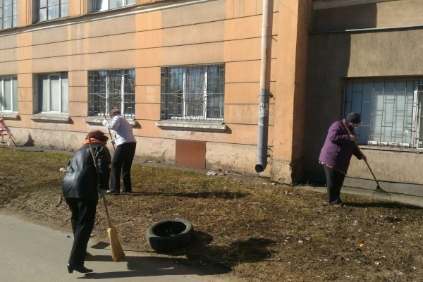 Сотрудники библиотеки №4 продолжили акцию «Вместе за чистоту» в Невском районе