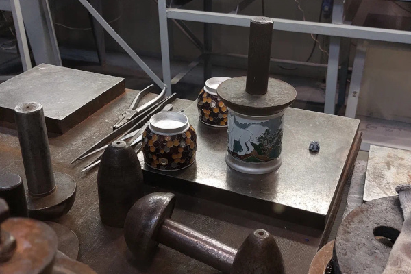 Ювелирное изделие – музыка, сочиненная художником: на старейшем заводе «Русские самоцветы» знакомят с профессией ювелира