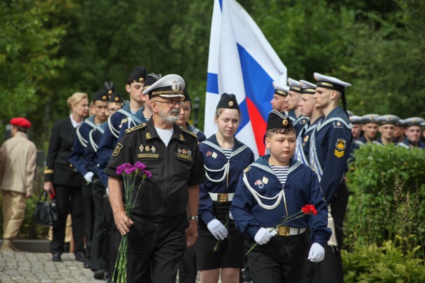 В Приморском районе почтили память моряков, погибших на подводном крейсере «Курск»